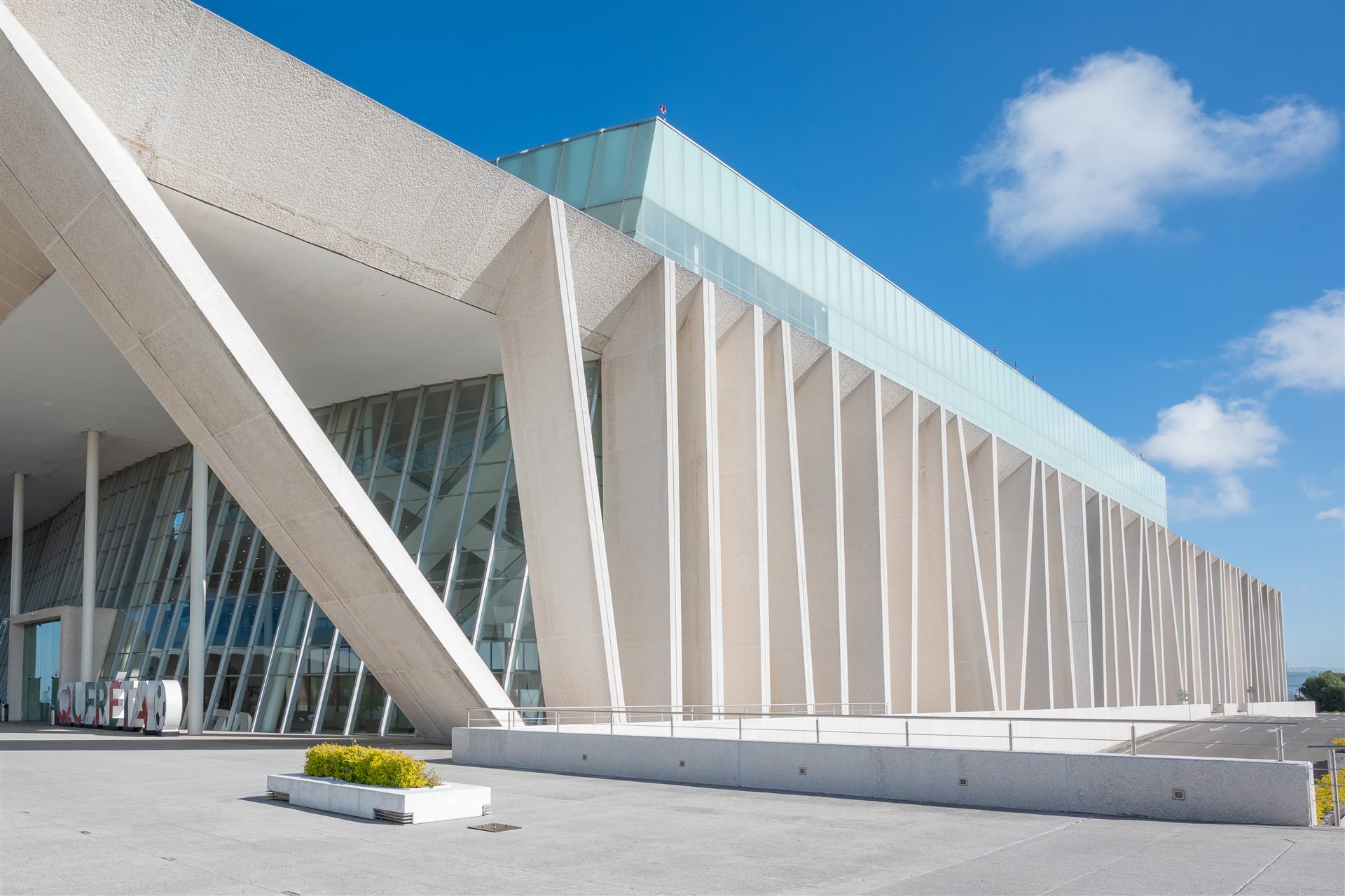 Fachada del Quer&eacute;taro Centro de Congresos bajo un cielo azul