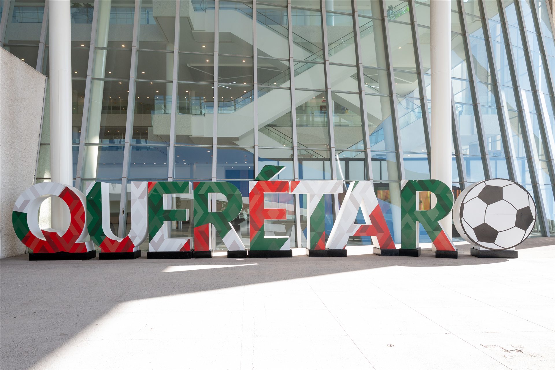 Letras monumentales de Quer&eacute;taro dentro del centro de congresos