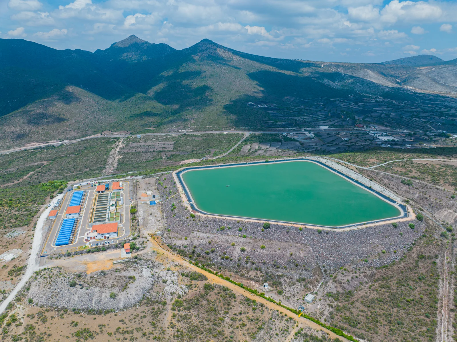 Vista aérea del embalse y las instalaciones del Acueducto II