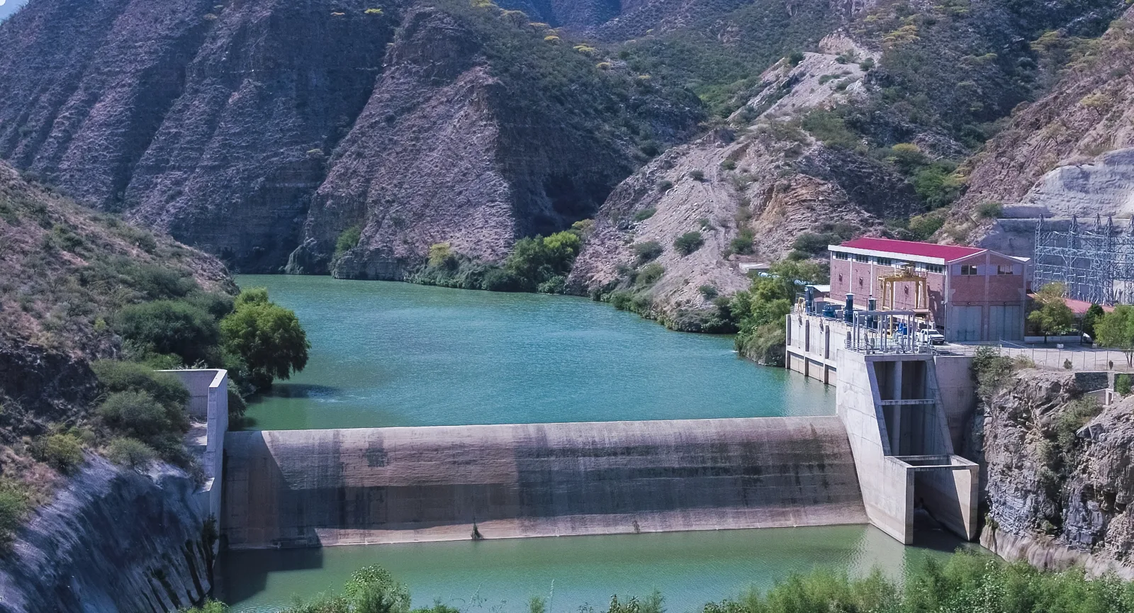 Infraestructura del Acueducto II entre montañas