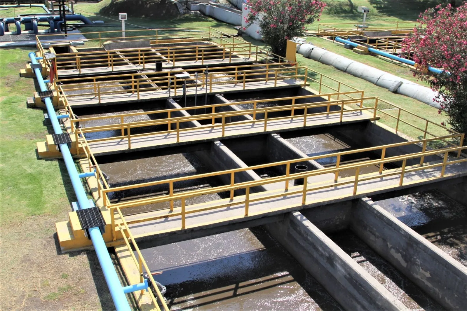 Canales y pasarelas de la Planta de Tratamiento Centro