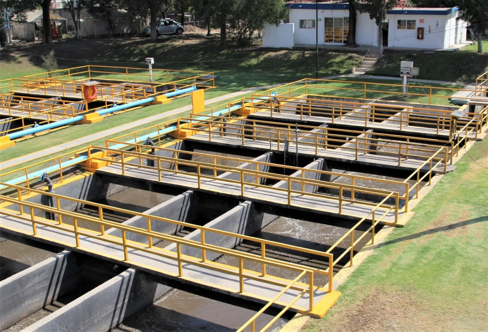 Vista de los tanques de tratamiento de la Planta Centro
